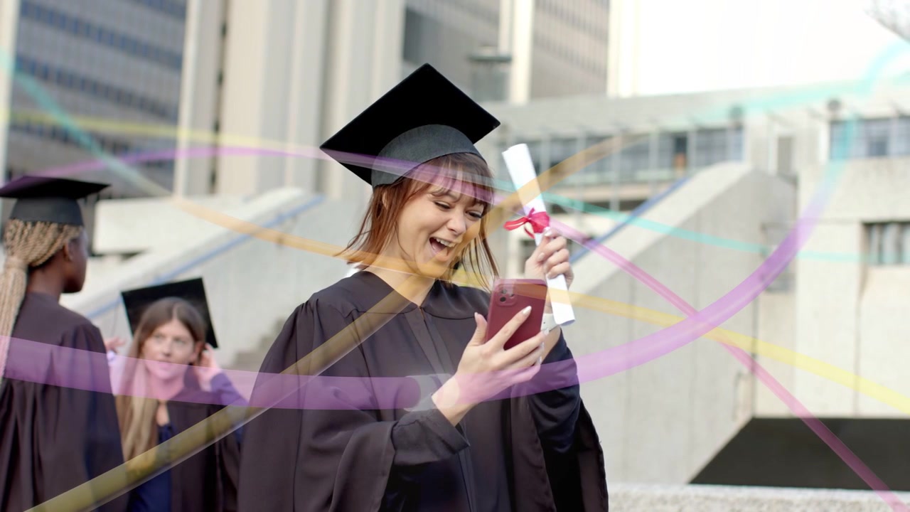 Laureata che legge il telefono, toccandosi il tocco, con strisce grafiche di diploma che simboleggiano l'istruzione.
