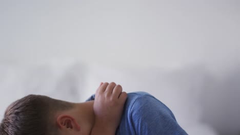 retrato de un niño caucásico protegiendo a los gérmenes