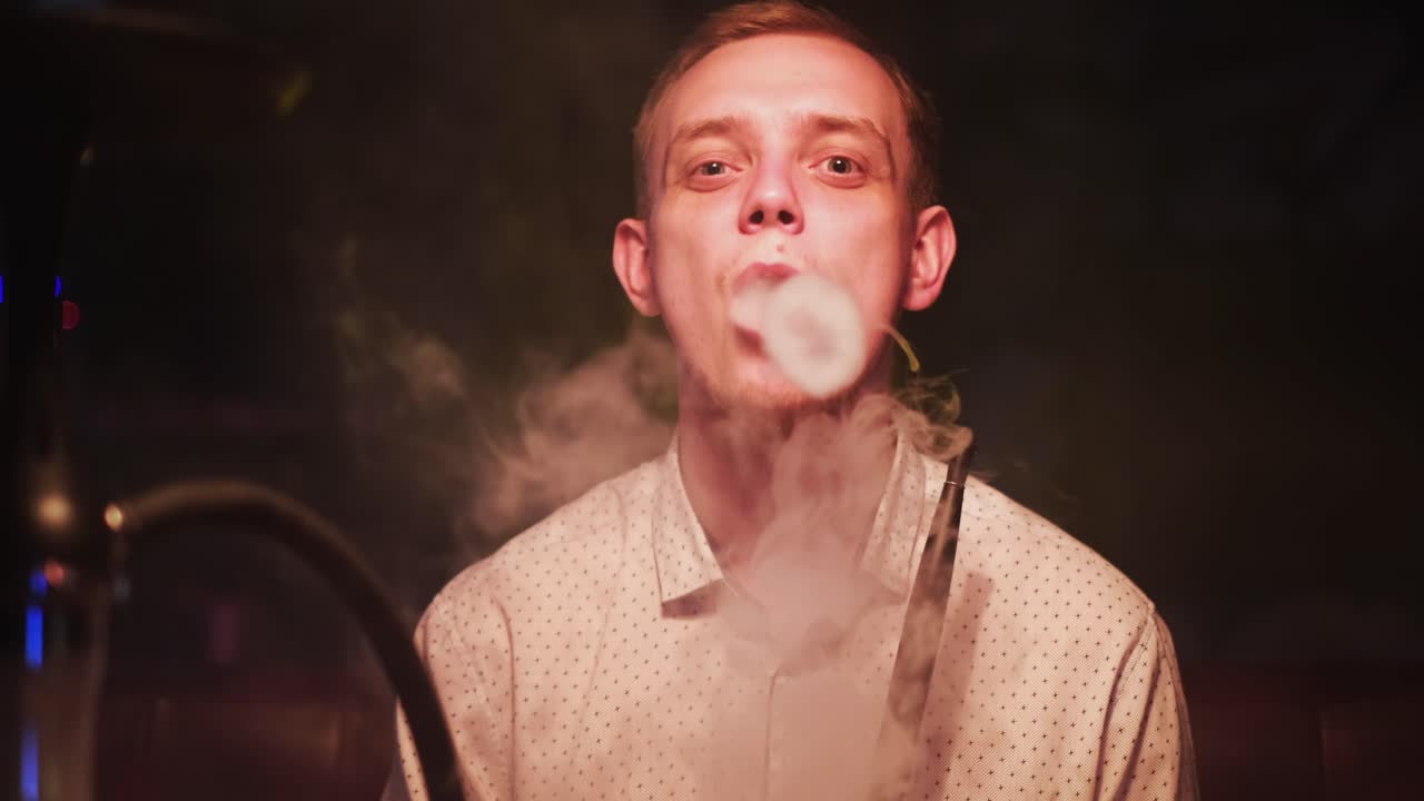 호카를 피우는 남자