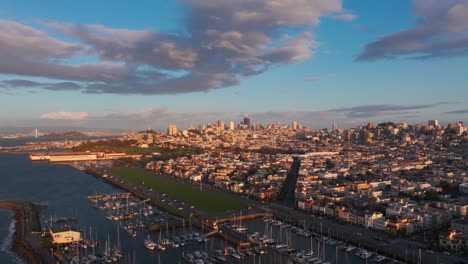 Drohnenaufnahme-Der-Innenstadt-Von-San-Francisco-Zur-Goldenen-Stunde-Mit-Farbenfrohem-Himmel