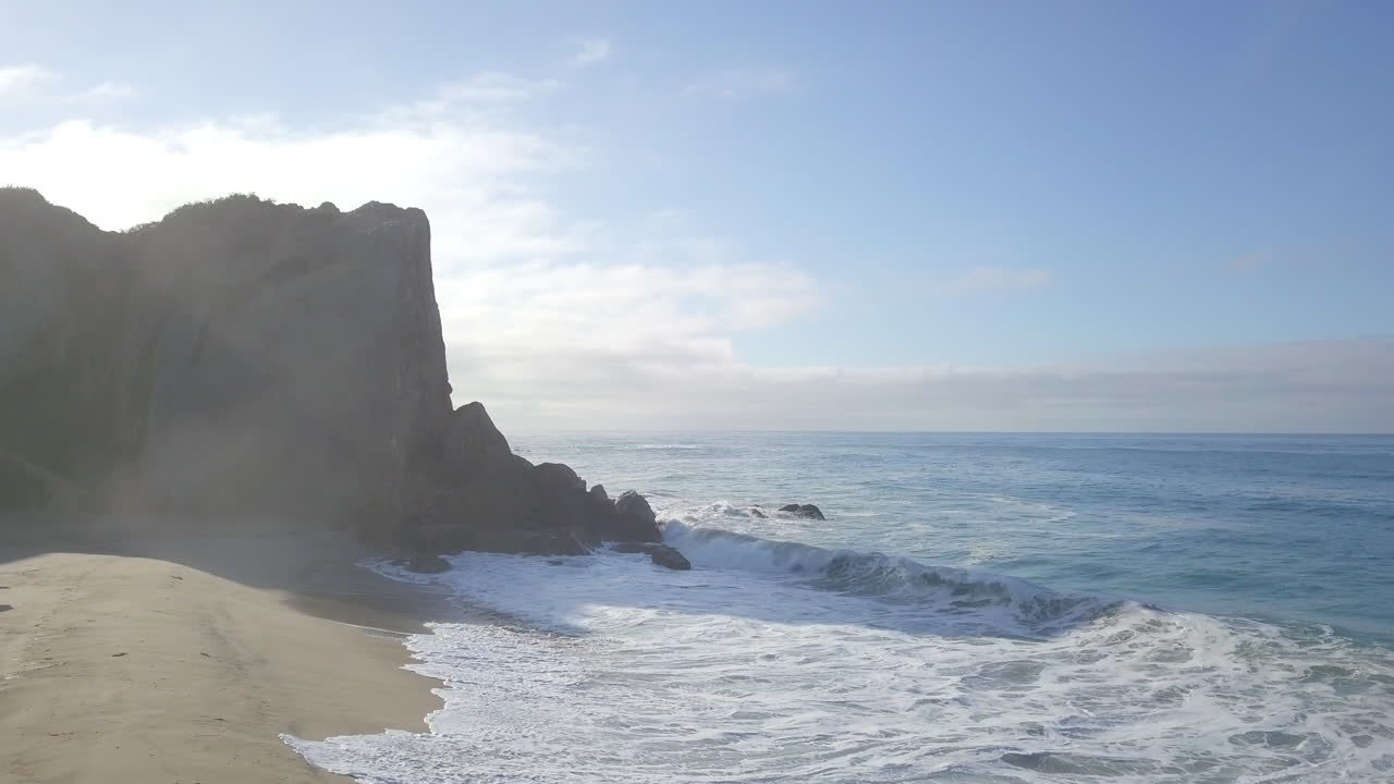 hermosa playa con fondo de acantilado. vídeos del océano drones