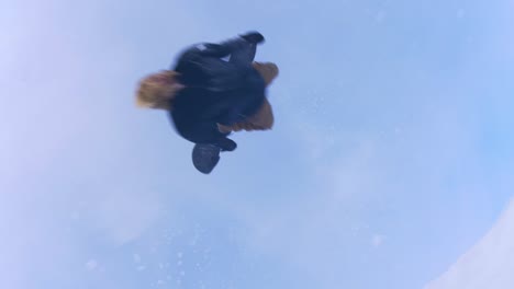 snowboarder haciendo un frontlfip y backflip sobre la cámara en cámara lenta