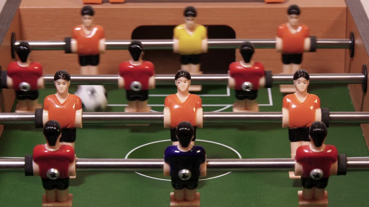 jugando al fútbol en la mesa de juego