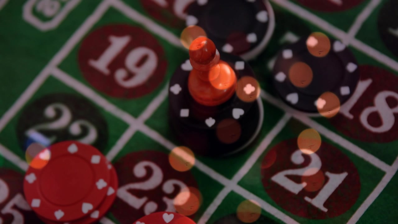 Animazione di punti luce su un primo piano di una pila di fiches da poker da casinò su un tavolo