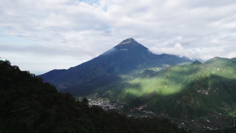 drone cinematográfico disparado empujando en un volcán con bosques verdes