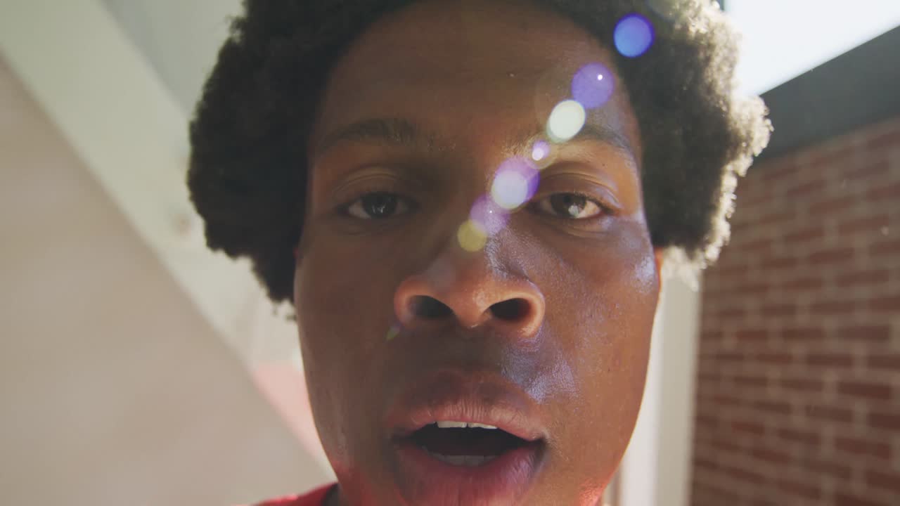 hombre afroamericano en forma ejercicios y cansado, respira con dificultad