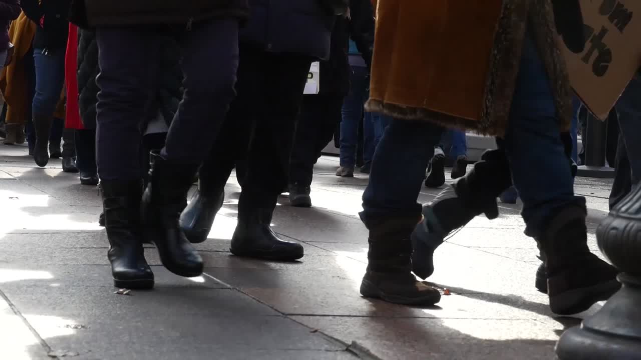 manifestantes anti-trump marchan sin rostros