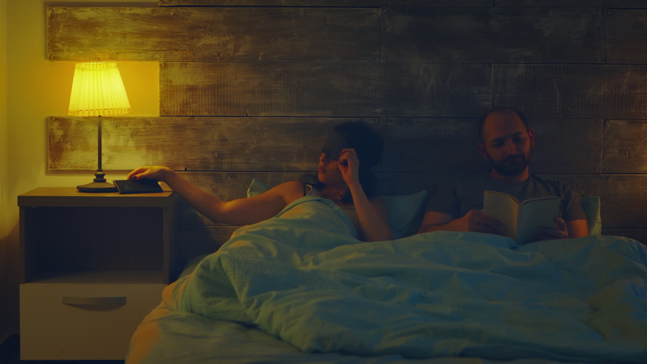 아내가 방의 주요 조명을 켜고 있습니다.