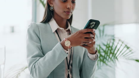 negocios, sonrisa o mujer con teléfono inteligente