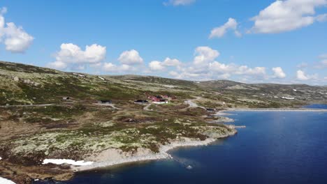 imágenes de drones de una cabaña en un paisaje montañoso noruego