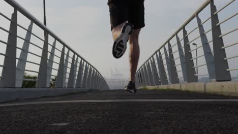 Sportlicher-Kaukasischer-Mann,-Der-Auf-Einer-Brücke-Trainiert