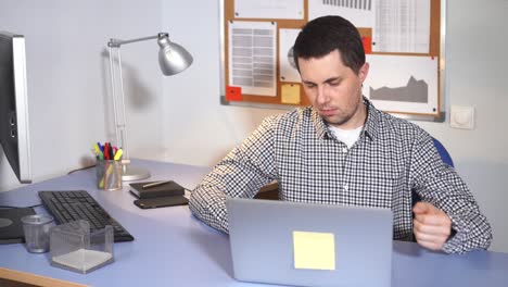 hombre trabajando en su escritorio en una oficina