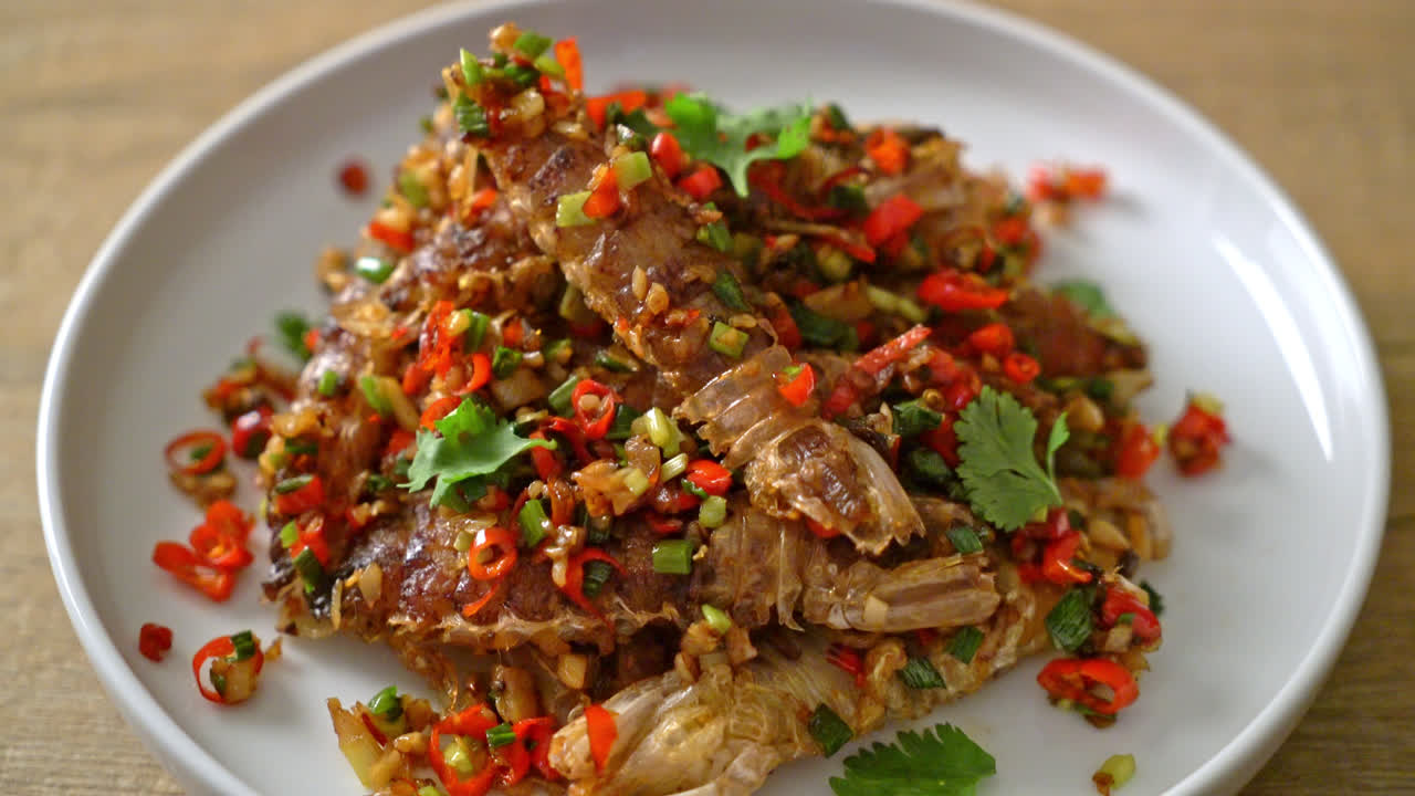 칠리와 소금을 곁들인 사마귀 새우 또는 가재 볶음 - 해산물 스타일