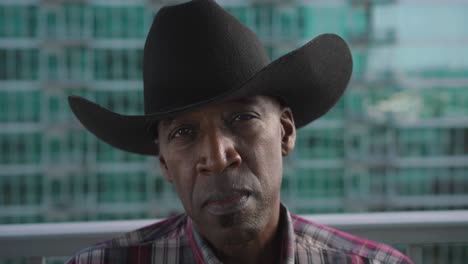 retrato de un hombre negro con un sombrero de vaquero negro