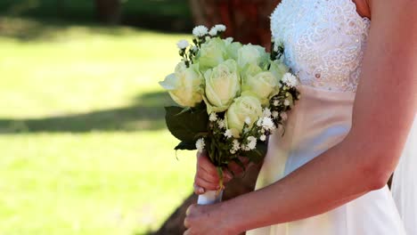 Bride-holding-a-bouquet-in-the-park