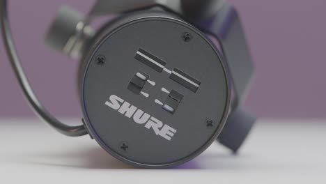 primer plano de un micrófono shure