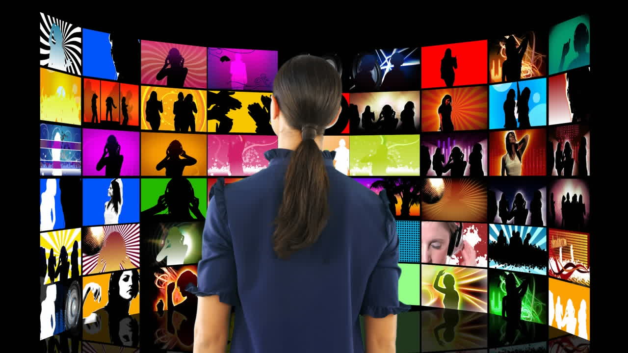 lcd 스크린에서 비디오를 보는 여자