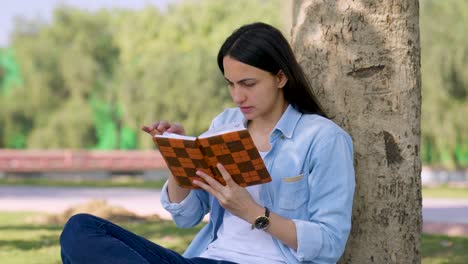 ein indisches mädchen liest schnell ein buch