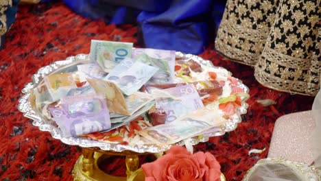 Aufnahme-Von-Neuseeländischem-Bargeld,-Das-Als-Mitgift-Bei-Einer-Hochzeit-Verwendet-Wird