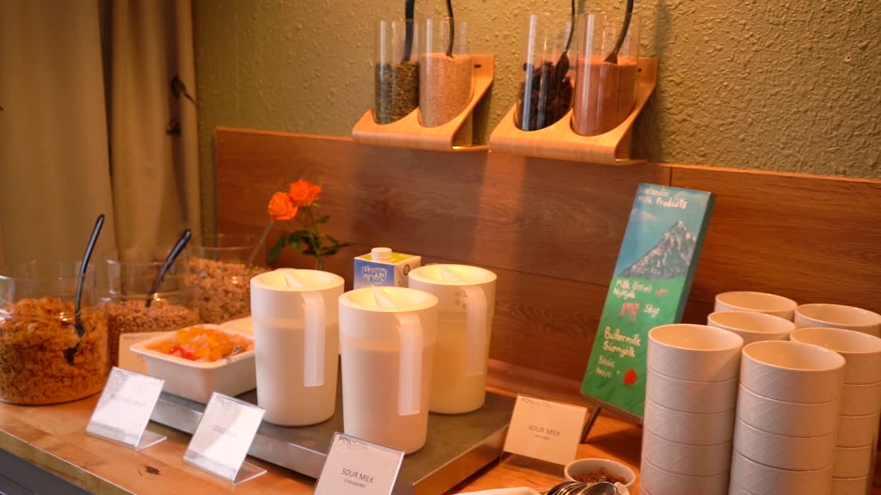 테이블, 조명, 뷔페 등 작은 레스토랑의 다양한 샷, 모두 소니 a7iii 및 로닌 s로 촬영