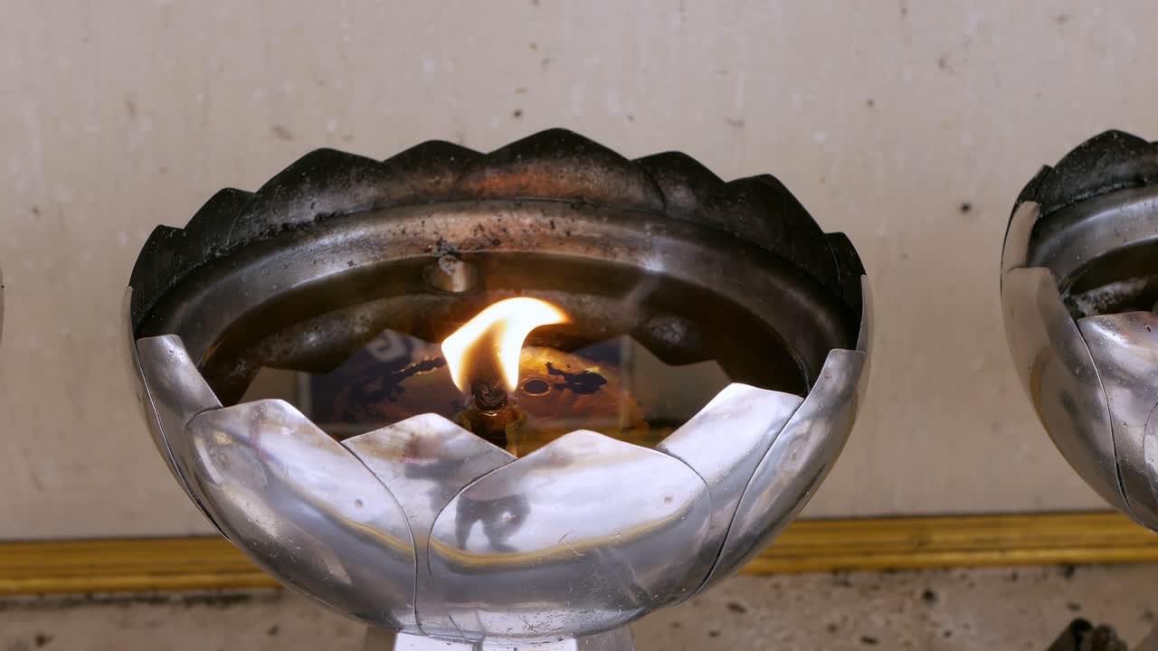 태국 사원에서 태국 스타일 금속 촛불