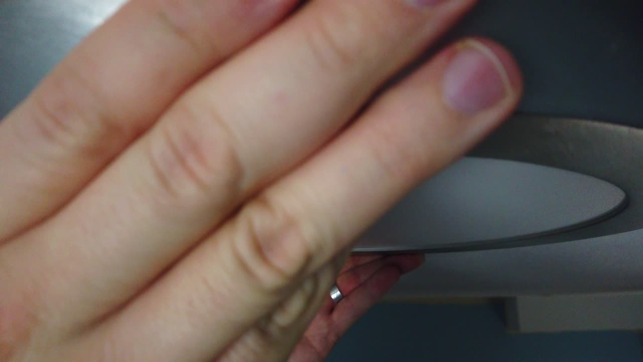 nueva luz led instalada en un techo y torcida en su lugar