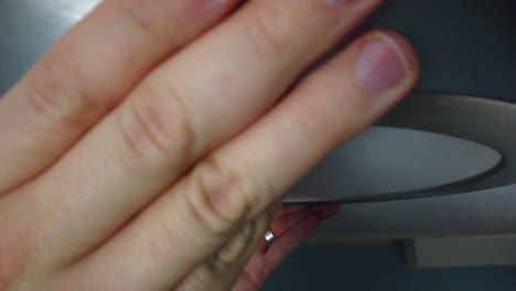 nueva luz led instalada en un techo y torcida en su lugar