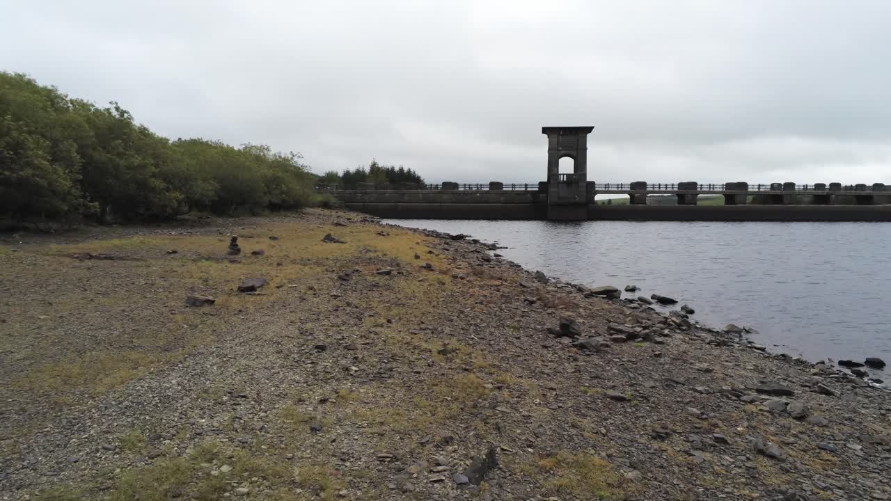 alwen 저수지 산업 수력 발전소 랜드마크 역사적인 시골 호수 댐 건물은 해안선 위로 뒤로 물러납니다