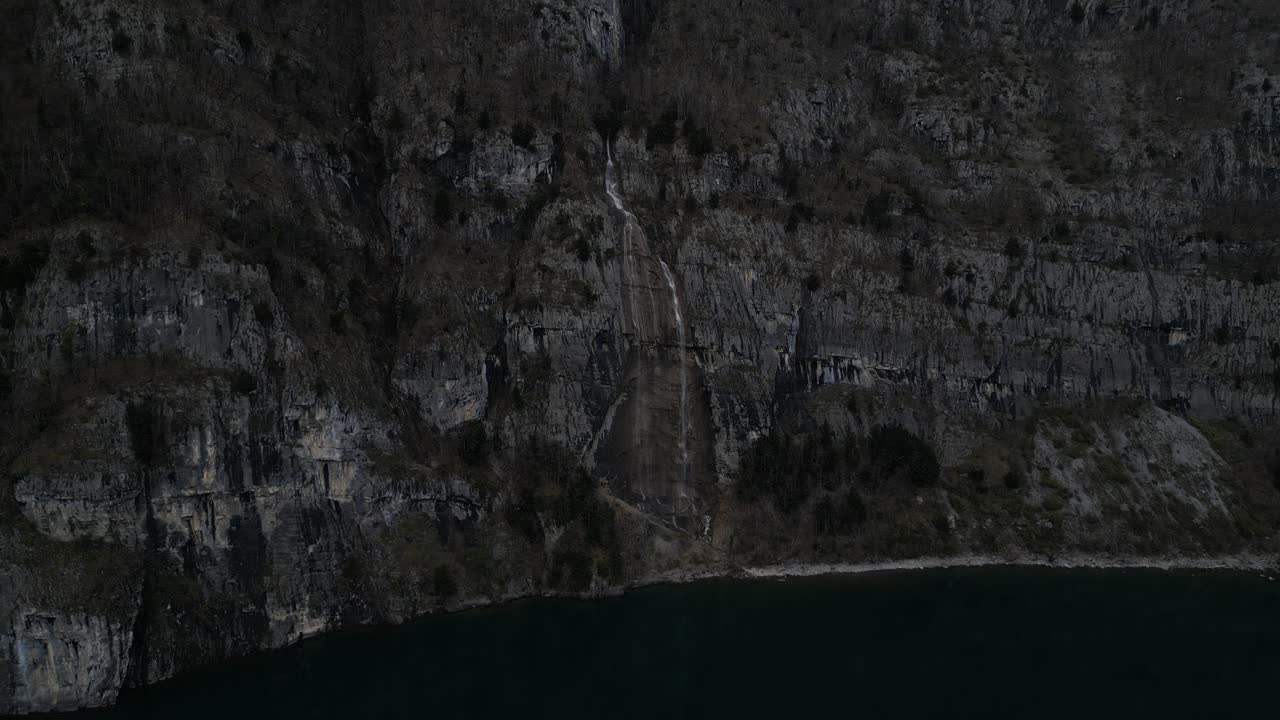 vistas de escarpados paisajes montañosos y cascadas en cascada desde la vista de un pájaro, todo en el pintoresco telón de fondo de walensee unterterzen, suiza