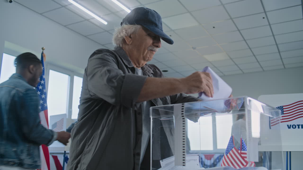 hombre anciano votando
