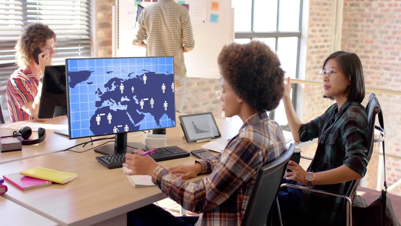 mujeres de negocios diversas en la oficina usando computadora con red de comunicación en la pantalla