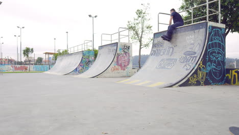 Adulto-De-40-Años-Patinando-Sobre-Ruedas-En-El-Parque