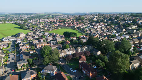 Das-Wesentliche-Des-Gemeinderats-Von-Dewsbury-Moore,-Eingefangen-Von-Einer-Drohne:-Wohnhäuser-Aus-Rotem-Backstein-Und-Die-Industrielle-Kulisse-Von-Yorkshire-An-Einem-Sonnigen-Sommermorgen