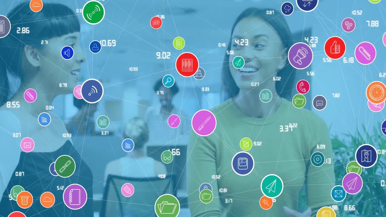 animación de conexiones con iconos tecnológicos sobre diversas compañeras de trabajo en la oficina