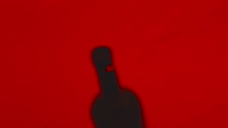 macro gota de vino que fluye bebida alcohólica. caída de la mancha de líquido círculos divergentes