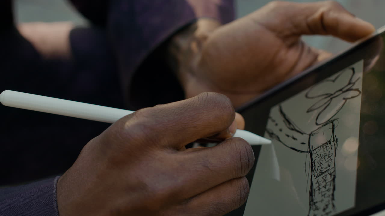 persona que utiliza una tableta de dibujo