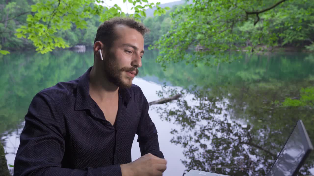 자연 속에서 일하는 사업가입니다.