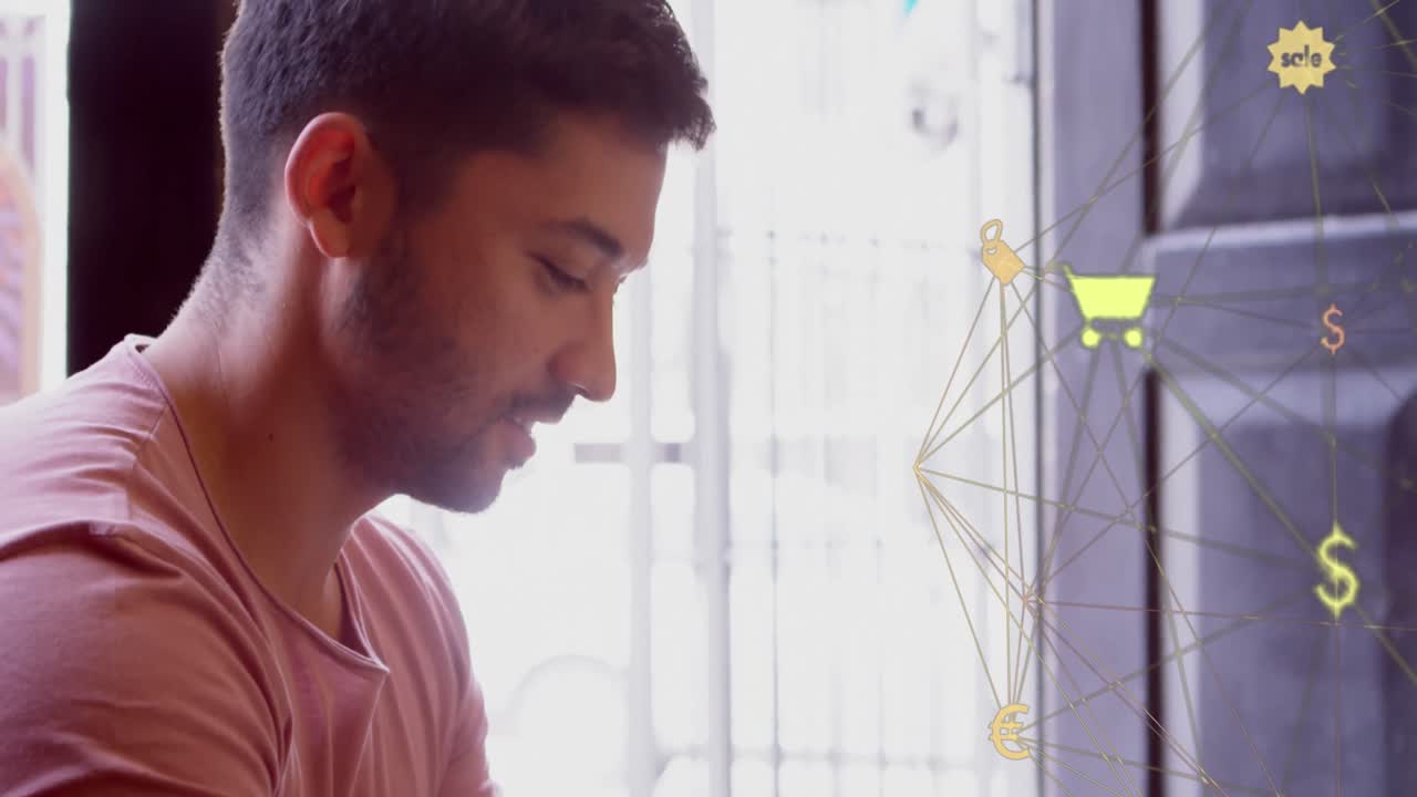 globo de iconos digitales girando contra el hombre caucásico usando un teléfono inteligente en casa