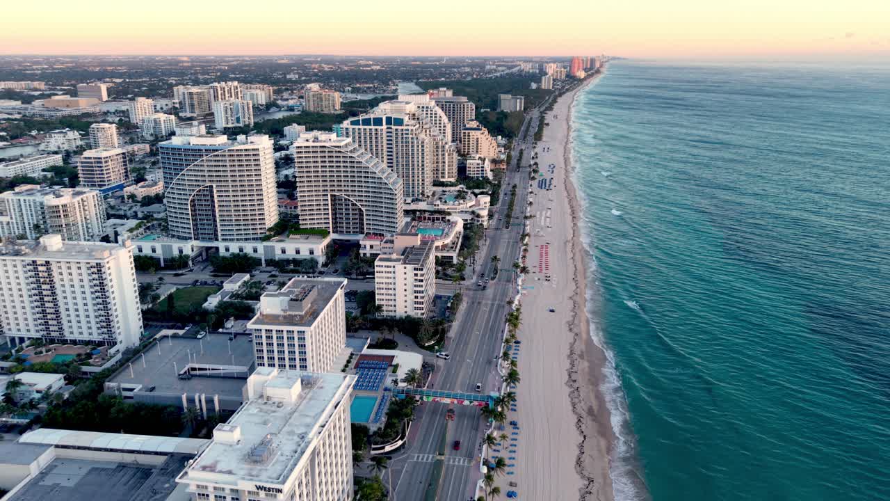 Zoom aereo molto in alto sopra Fort Lauderdale Beach, Florida.