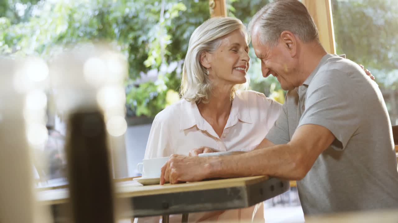 старшая пара обнимается в кафе 4k