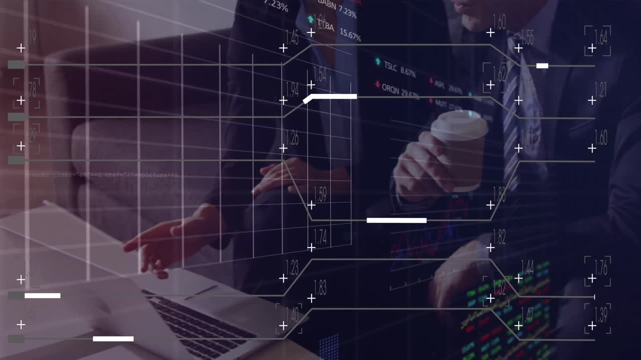 컴퓨터 언어를 통해 줄의 애니메이션, 거래 보드, 백인 동료들이 보고서를 논의합니다.