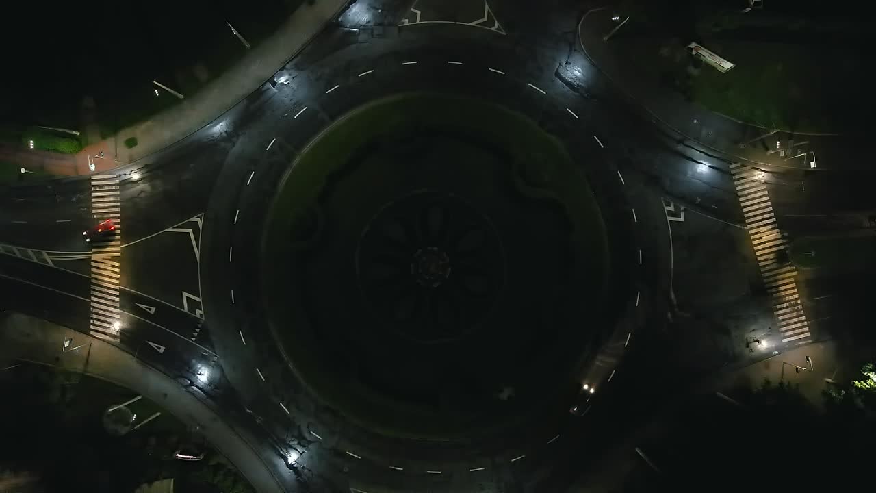 vista aerea timelapse della rotonda stradale con auto circolari di notte in una piccola città europea