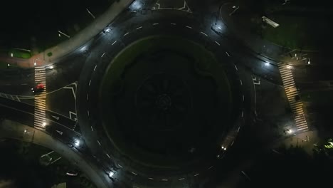 vista aérea del lapso de tiempo de la carretera de circunvalación con coches circulares por la noche en una pequeña ciudad europea