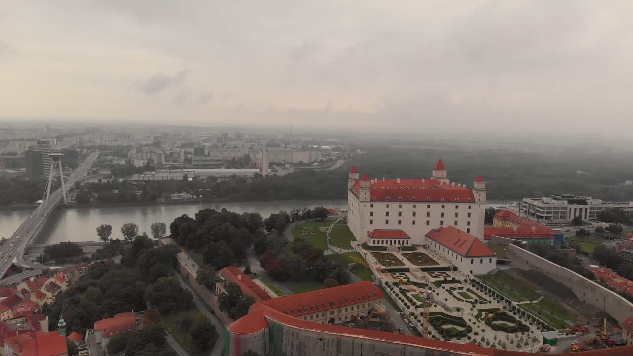 Letecké záběry 4k 100 Mbps z Bratislavského hradu, Evropa.
