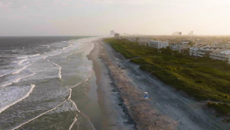 Drohnenüberflug-über-Den-Brigantine-Beach,-Dunstiger-Sonnenaufgang-An-Der-Küste-Von-Jersey,-Vereinigte-Staaten