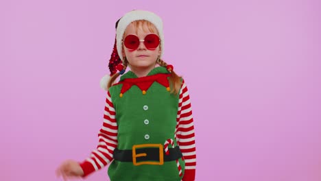 chica navidad papá noel duende escuchando música a través de auriculares bailando discoteca jugando divirtiéndose