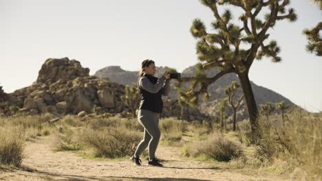 Mädchen-Fotografiert-Joshua-Tree-Nationalpark-In-Der-Wüste-Kaliforniens-Mit-Einer-Sony-A1-Kamera-–-Weitwinkelaufnahme-Eines-Mädchens,-Das-Ein-Video-Aufnimmt