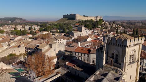 Toma-Aérea-De-Establecimiento-De-Fort-St-André-Con-Vistas-A-La-Ciudad-Circundante.