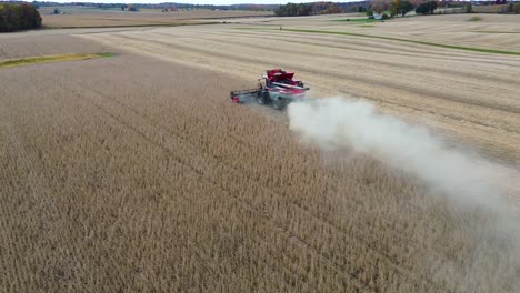 Cosechadora-Agrícola-Cosechando-Soja-En-Un-Campo-Agrícola-Del-Medio-Oeste,-Drone-Aéreo