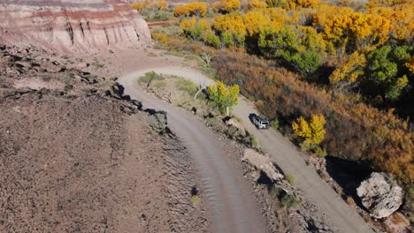 Vehículo-Todoterreno-Conduciendo-En-El-Desierto-De-Colinas-De-Bentonita-En-Utah,-EE.UU.